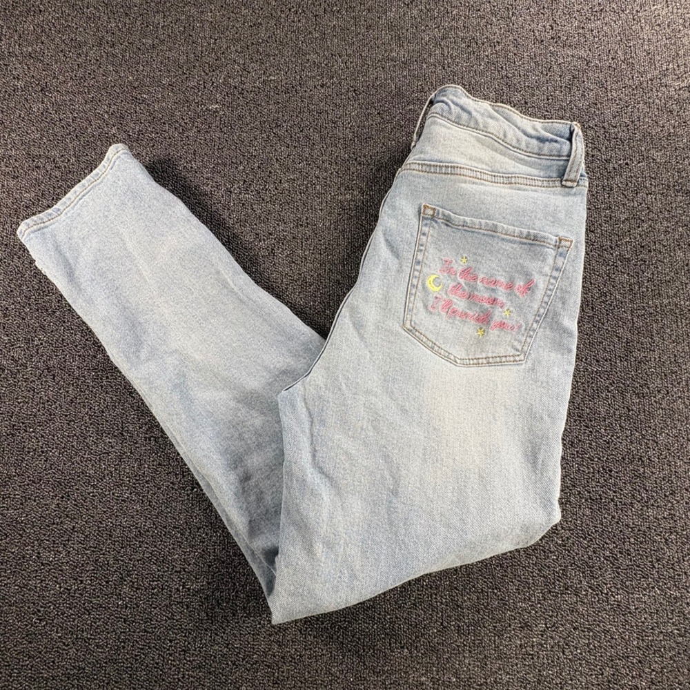 Sailor Moon Hot Topic Exclusive Womens Size 3 Embroidered Light‎ Wash Mom Jeans
